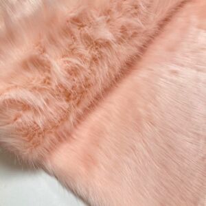 világos rózsaszín  4-5 cm-es műszőr