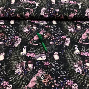 fekete alapon rózsaszínes mályvás erdei állatok mintás pamutdzsörzé 1.4 m-es darab