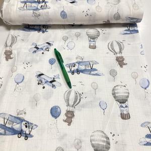 Fehér alapon szürke-kék repülő, hőlégballon mintás pelenka anyag