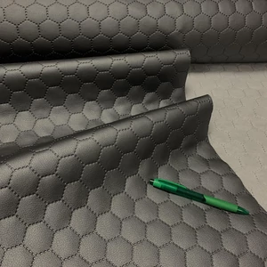 Sötétszürke színű metál méhsejt mintás táskaműbőr 130 cm-es darab