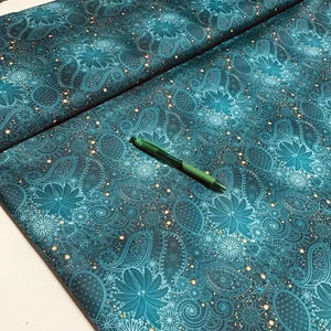 Türkiz színű, csepp alakú, kasmír mintázatú oxford vízlepergetős anyag