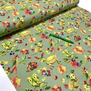 zöld alapon őszi állatok levelekből mintás pamut karton