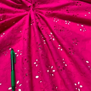 Magenta színű madeira csipke