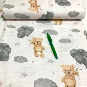 Fehér alapon maci, lufival mintás pelenka anyag