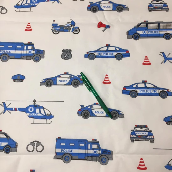 fehér alapon police feliratú gépjármű mintás pamut karton