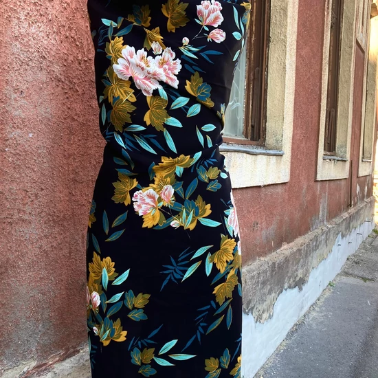 fekete alapon virág mintás flokon