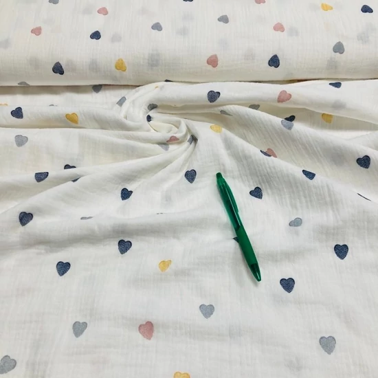 ekrü alapon szívecske mintás duplafalú géz anyag  95 cm-es darab