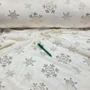 Kép 1/2 - Ekrü alapon fényes, hópehely mintás léda